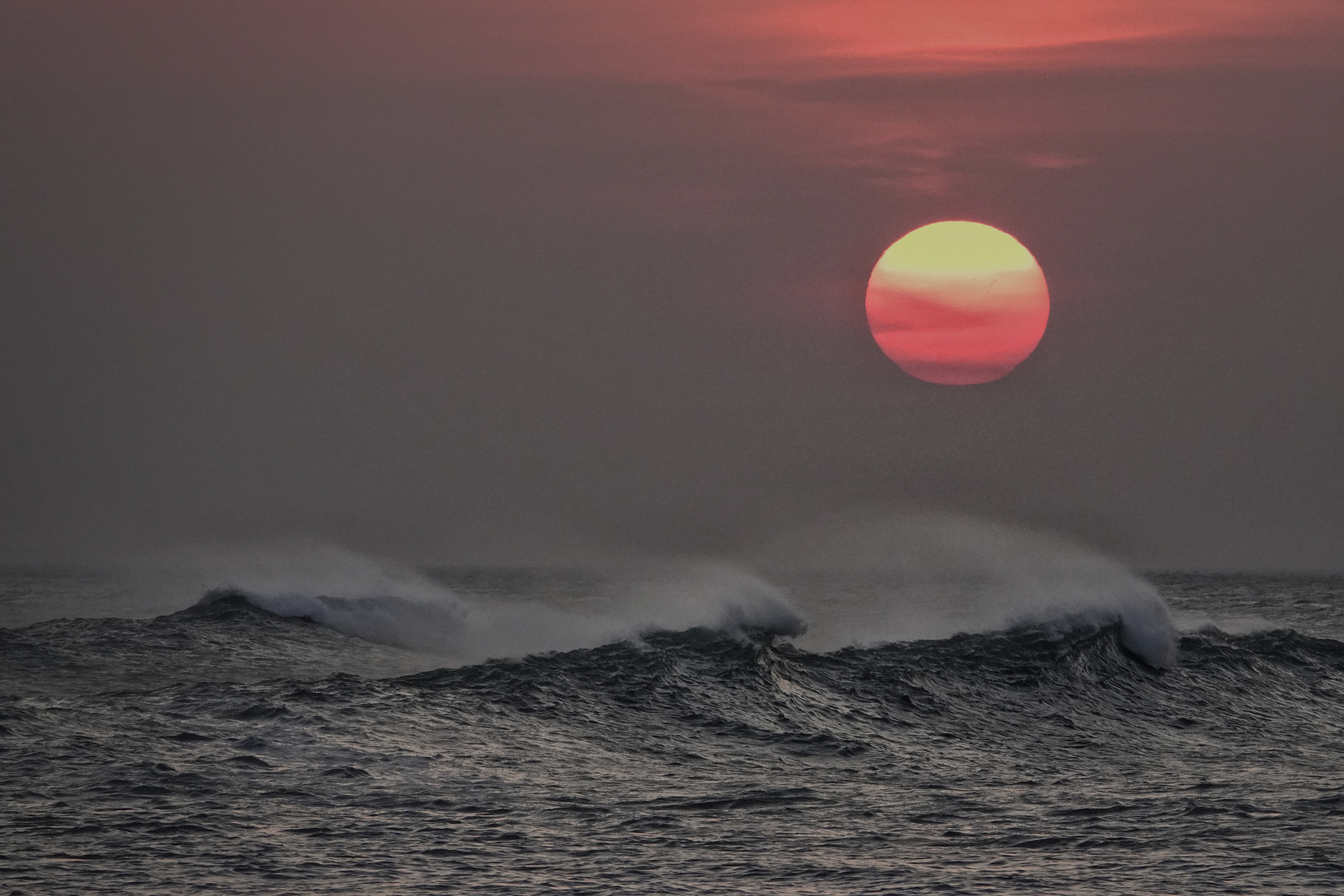 Coucher de soleil sur les vagues de Playa Popoyo